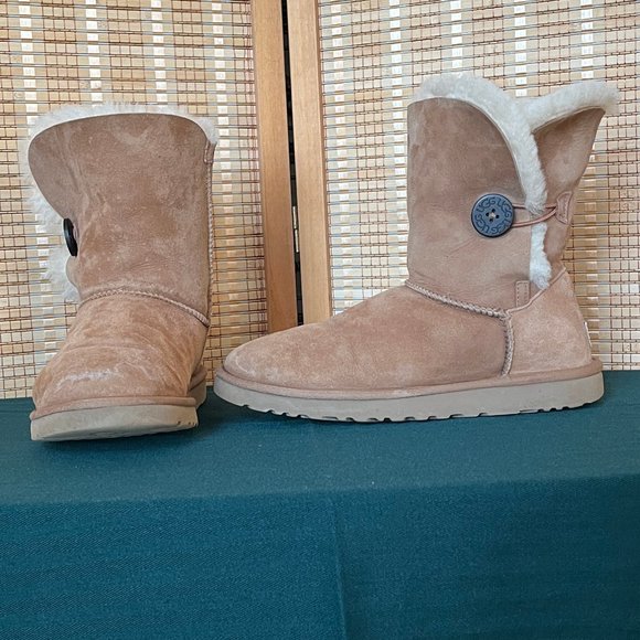 Ugg Australia Bailey Button Boot - Brown, Size 9 - Picture 1 of 6